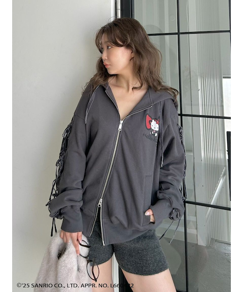 （最終値下げ）Hello Kitty クロップドパーカー BUBBLES 最終値下げ）Hello Kitty クロップドパーカー BUBBLES