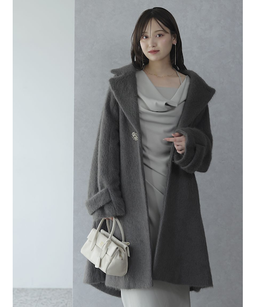 ブローチ付きシャギーロングコート