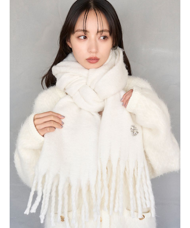 ブローチ付きマフラー