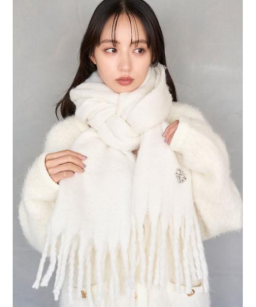 ブローチ付きマフラー