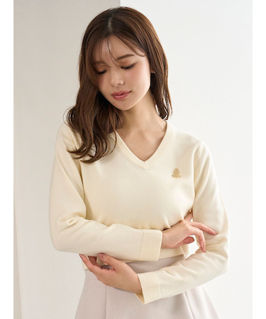 ブローチ付きニットプルオーバー