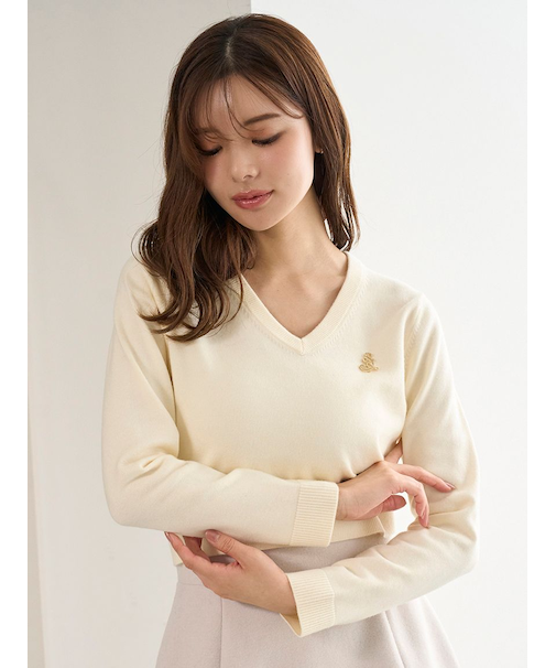 ブローチ付きニットプルオーバー