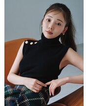 金ボタン付きノースリプルオーバー