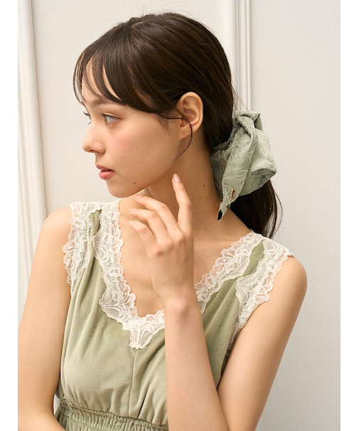 【MUCHA】リリー柄フロッキーシュシュ