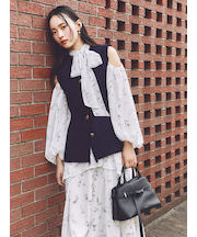 【00サイズ】フラワープリントオフショルティアードワンピース