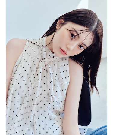 リボンタイホルターブラウス