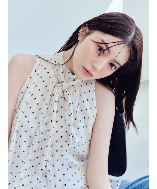 リボンタイホルターブラウス