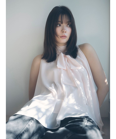 リボンタイホルターブラウス