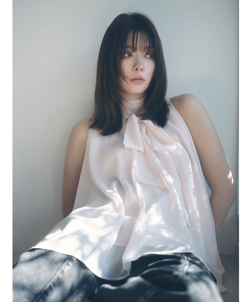 リボンタイホルターブラウス