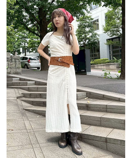 デコルテカットワンピース