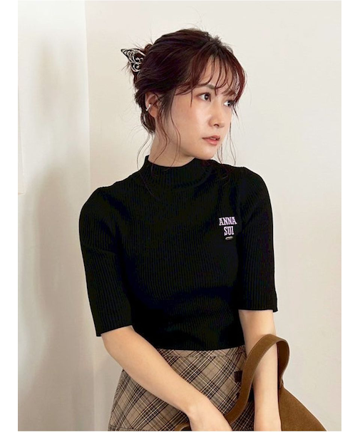 【LILY BROWN ×ANNA SUI】ロゴ刺繍ハイネックリブニット