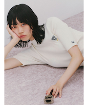 【LILY BROWN ×ANNA SUI】ロゴ刺繍ハイネックリブニット