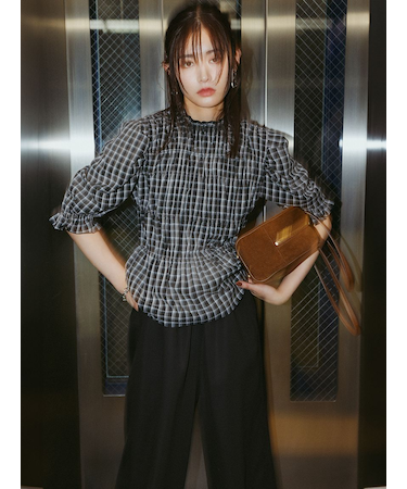 シャーリングペプラムフリルブラウス