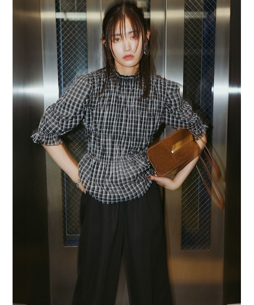 シャーリングペプラムフリルブラウス