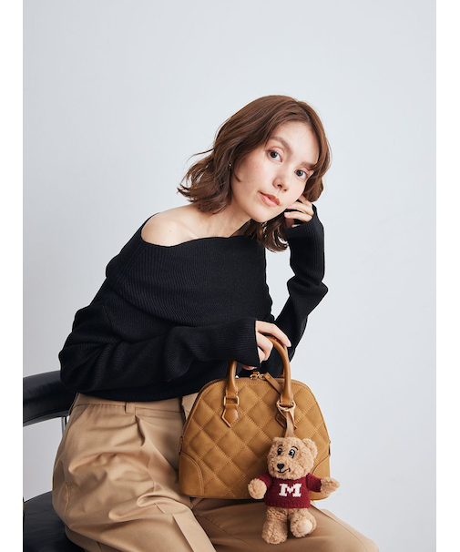 オフショルラメニット