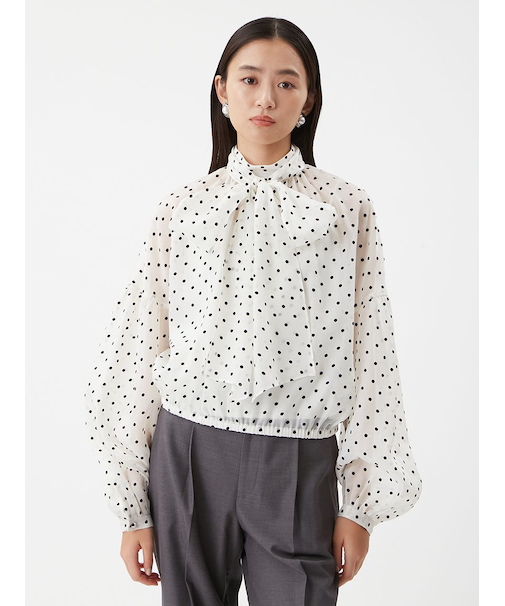 ボウタイシアーブラウス