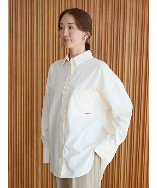 emmiロゴ刺繍シャツ