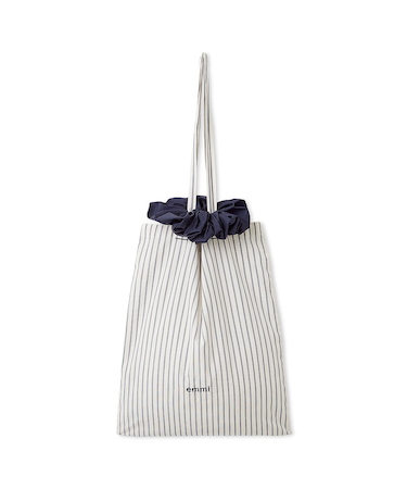 【ONLINE限定カラーあり】シュシュ付きemmiロゴトートバッグ