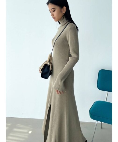 ハイネックスリットニットロングワンピース