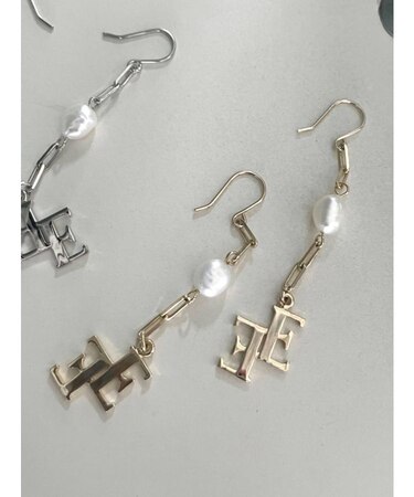 ポイントマークチェーンピアス