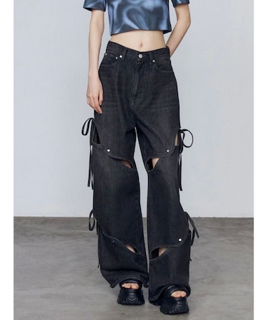 カットアウトルーズジーンズ