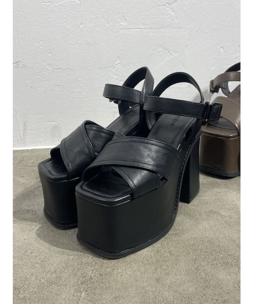 クロスバルキーフォームサンダル クロスバルキーフォームサンダル｜エモダの通販｜&mall（アンドモール