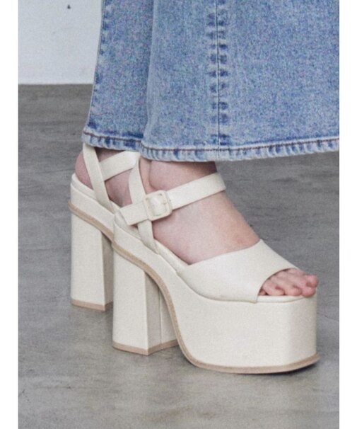 スキンラインバルキーサンダル