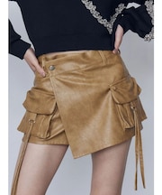 カーゴラップフェイクレザーショートパンツ