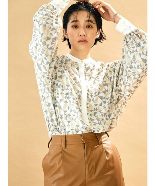 ノーカラーモダン柄シャツ