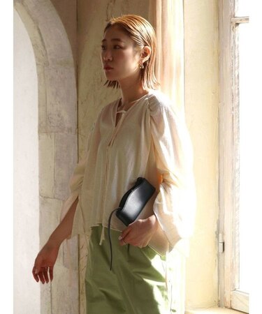 ギャザーデザインブラウス