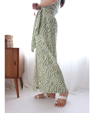 ウエストデザインスリットゼブラスカート