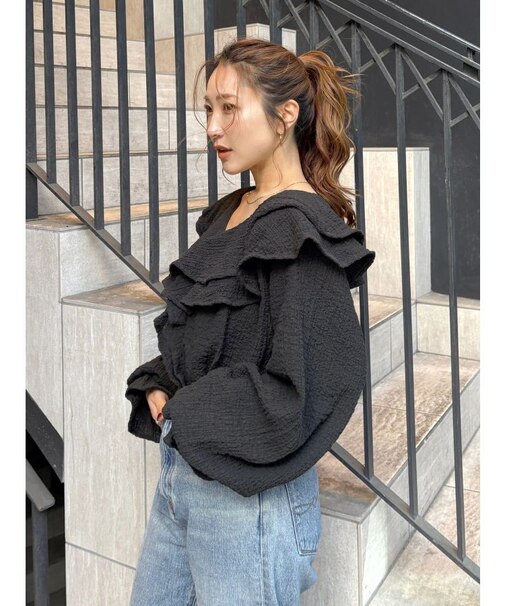 フリルデザインブラウス