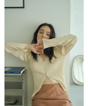 ボタンデザインニットカーディガン