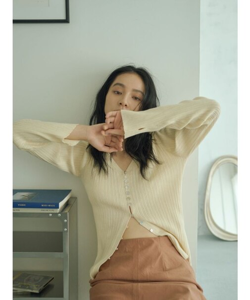 ボタンデザインニットカーディガン