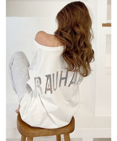 RAUHAAメッシュロゴ VネックTシャツ