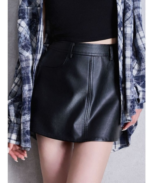 フェイクレザースカートライクショートパンツ