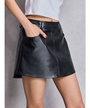 フェイクレザースカートライクショートパンツ