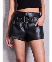 ベルト付きストレッチフェイクレザーショートパンツ