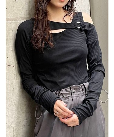 リングデコルテカットトップス