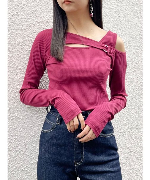 リングデコルテカットトップス