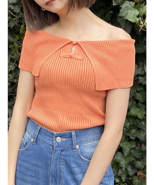 オフショルチャイナボタンニット