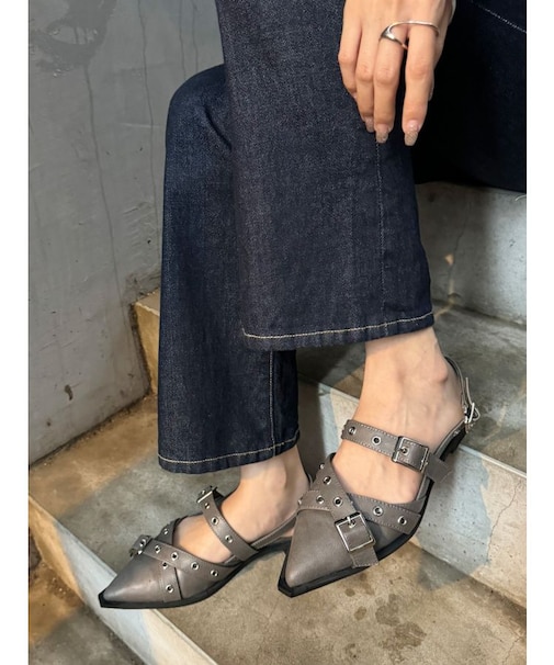 ポインテッドベルトパンプス