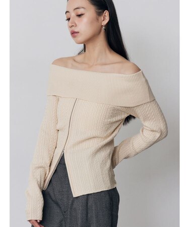 オフショルダーケーブルニット
