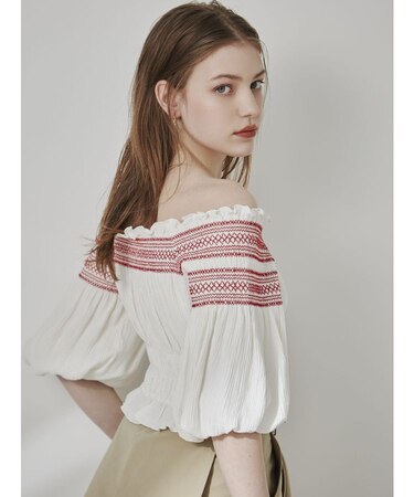 オフショルフェミニックトップス