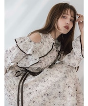 オープンショルダーフラワープリーツワンピース