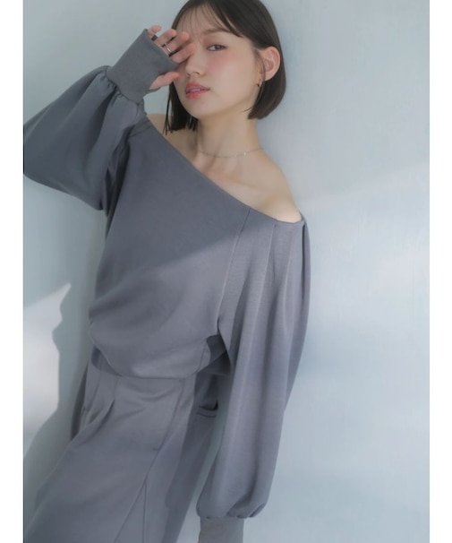 【吉田朱里】タックスリーブオフショルスウェット ※BLACK WEB限定カラー