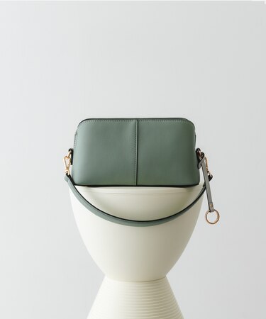 センターステッチショルダーバッグ