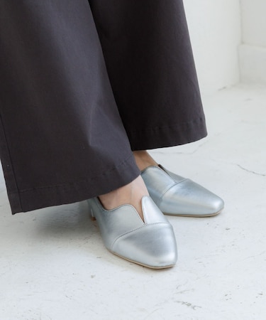 Vカットローヒールパンプス