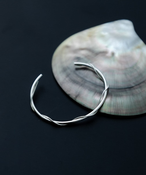 SMELLY so’　twist chain bangle