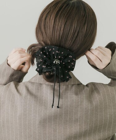 フラワープリントドローコードシュシュ